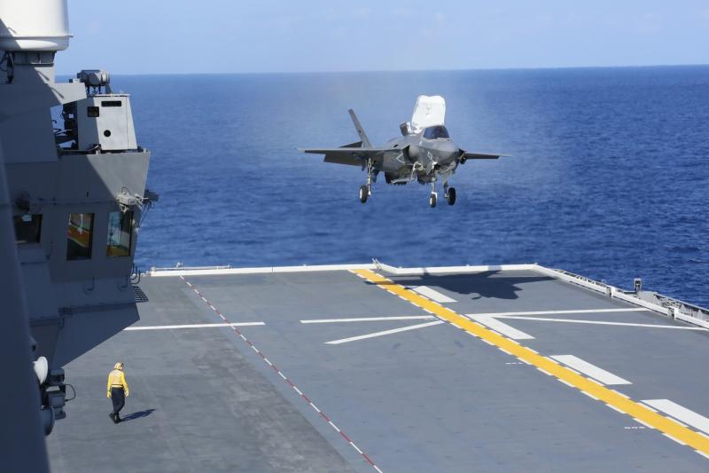 USMC F-35B landing on IS Izumo