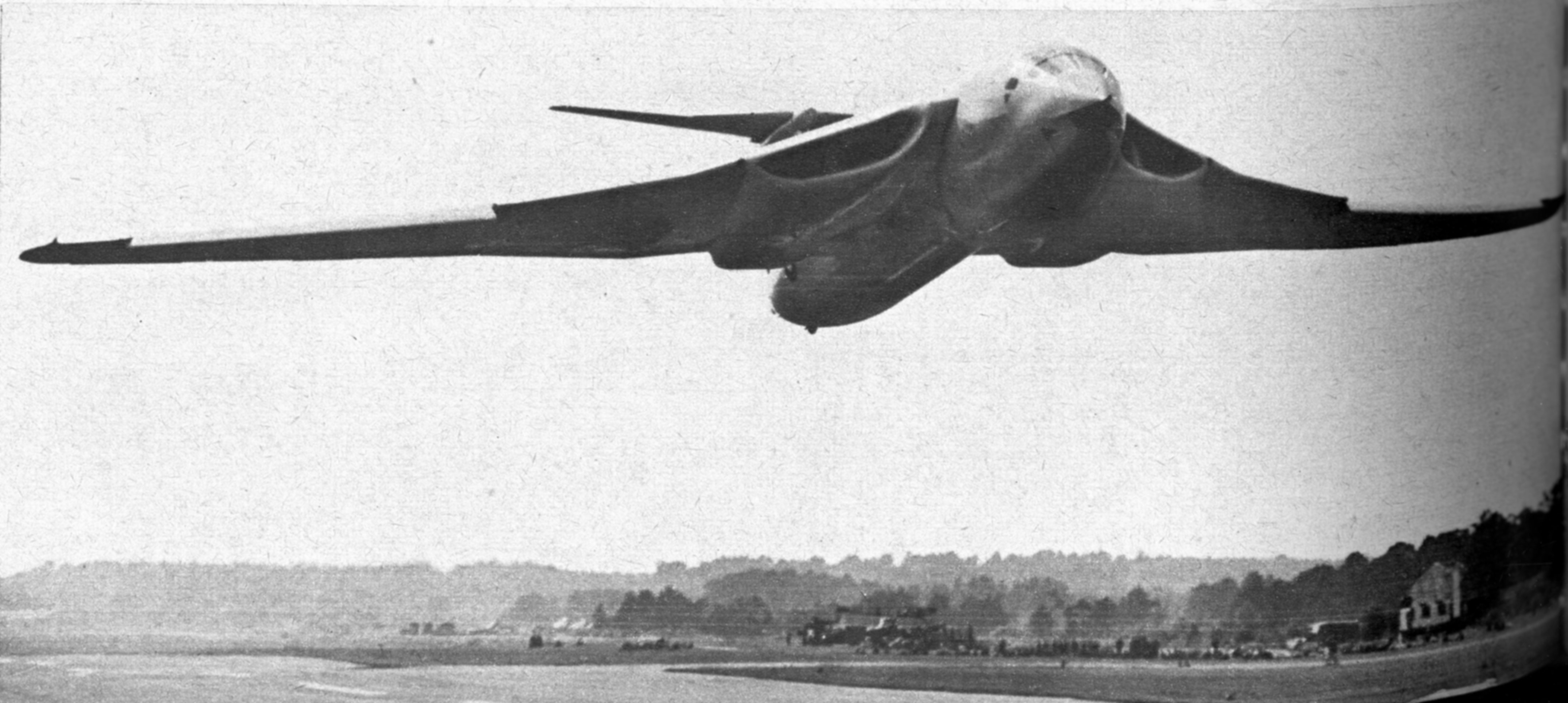 LOW AND SLOW. – The Handley Page Victor B.2 makes a very low flypast, with leading-edge flaps drooped.