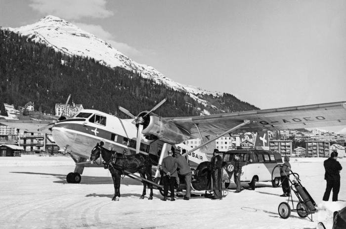 Twin Pioneer G-AOEO at Davos, Switzerland, where passengers were taken by horse-drawn sledge from aircraft to hotel or ski-lift. AEROPLANE