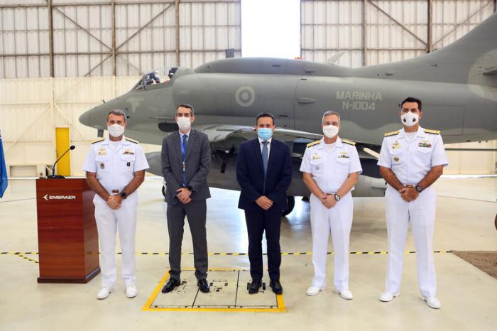 Embraer/Brazilian Navy representatives pose in front of AF-1B Skyhawk (N-1004) during handover 20-04-22 [Embraer]