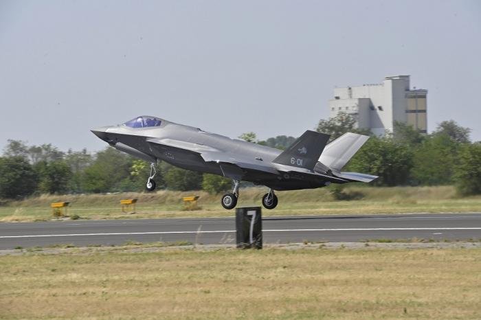 For the first time the F-35A aircraft, 6-01, destined for the ‘Red Devils’ landed on the runway of the Ghedi Air Base