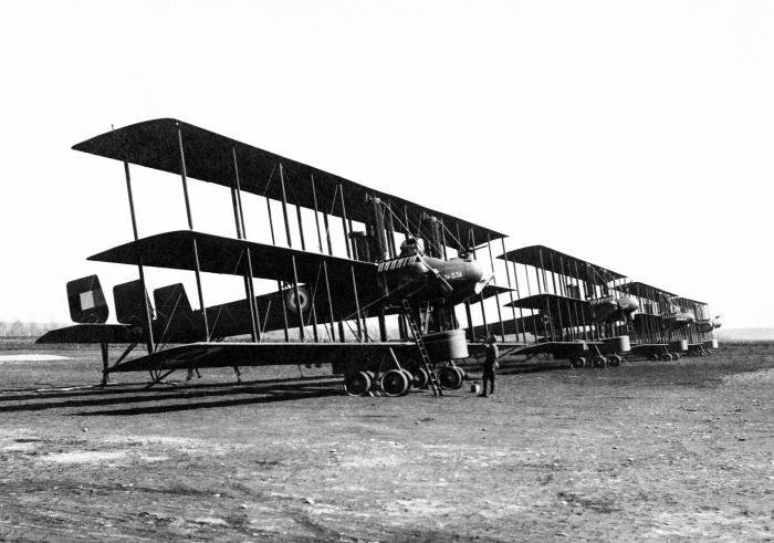 Four of the six Ca 42 triplanes ordered by the Royal Naval Air Service lined up at Ghedi. They variously used Isotta Fraschini V5 and Fiat A12bis engines.