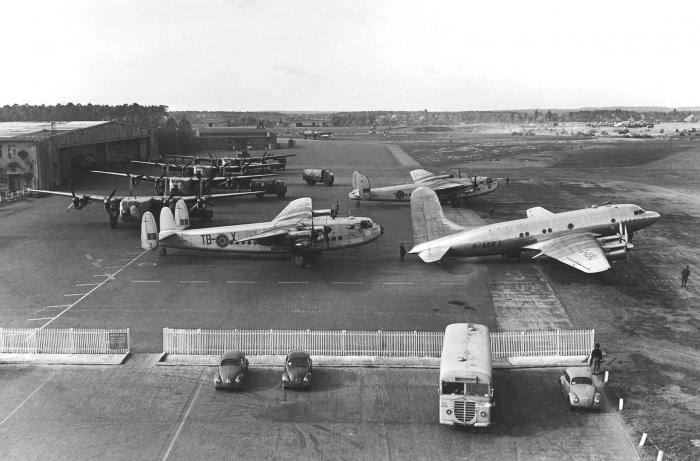 Having disgorged its cargo — probably after a ‘dry lift’ sortie, given its position on the airfield — BSAA-operated Tudor I G-AGRJ heads a queue of Yorks ready to leave Gatow. This machine alone notched up 117 ‘Plainfare’ missions.