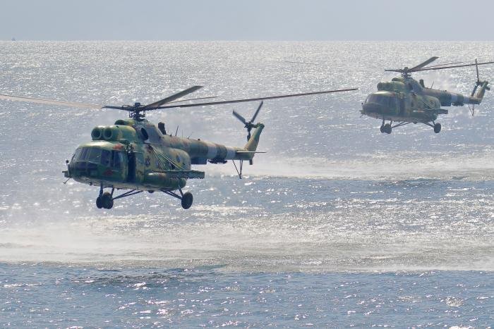 In addition to basic tasks shared with Ukrainian Army Aviation crews, the crews of UkrNA Mi-8 combat transport helicopters also have a number of specific tasks, including various manners of deployment of UkrN SF troops. We see here a pair of UkrNA Mi-8MSB-Vs (s/n ’44 Yellow’ is the one closer to the camera and s/n ’43 Yellow’ is immediately behind it) preparing to hover at an extremely low altitude above the Black Sea waters in order to deploy UkrN SF divers in the port of Odesa in late August 2021. Note the position of their tail rotors on the starboard side.