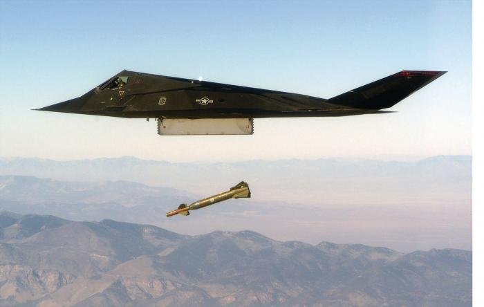 An F-117 dropping the 2,000lb GBU-27.
