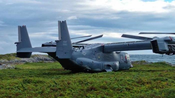 This USAF-operated CV-22B Osprey (serial 10-0053) has been trapped on the island of Senja in Troms, Norway, since it was forced to make an emergency landing there after suffering a hard clutch engagement issue on August 12, 2022.