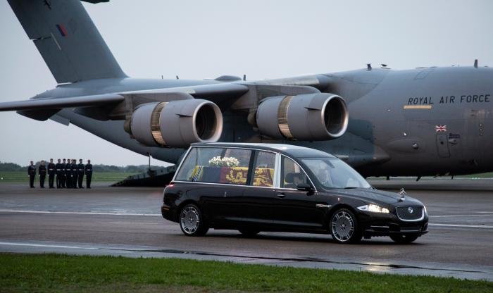 The hearse carrying the Queen’s coffin drives past the Globemaster III heading to Buckingham Palace.