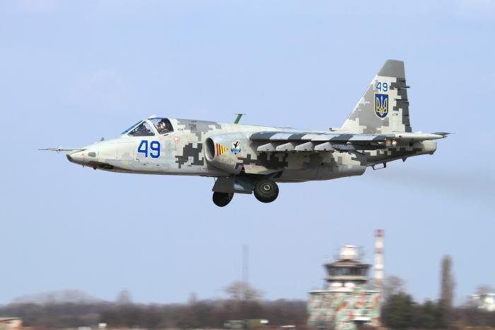 The unarmed Su-25M1 s/n ‘49 Blue’ retracts its main landing gear as it departs its home base for a training flight before the war. Originally stored at the Yevpatoriya Aircraft Repair Plant in the Crimea, this aircraft was evacuated to ZDARZ in 2014, arriving in 2015 as s/n ‘09 Blue’ with 299th brTA. In early 2016, its serial number was altered to ‘49 Blue’ as the unit stopped using the 0x range of serials since five of the aircraft from that range were lost in combat or in accidents in 2014-2015. It is one of the aircraft confirmed lost in 2022, presumably on February 27, at the Antonivsky Bridge area near Kherson.