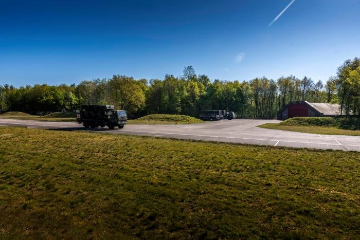 While it is still referred to as De Peel, the air base has been officially known as the Lieutenant General Best Barracks since it was transferred to the Royal Netherlands Army in March 2012. It currently serves as the home of Dutch GBAD operations.