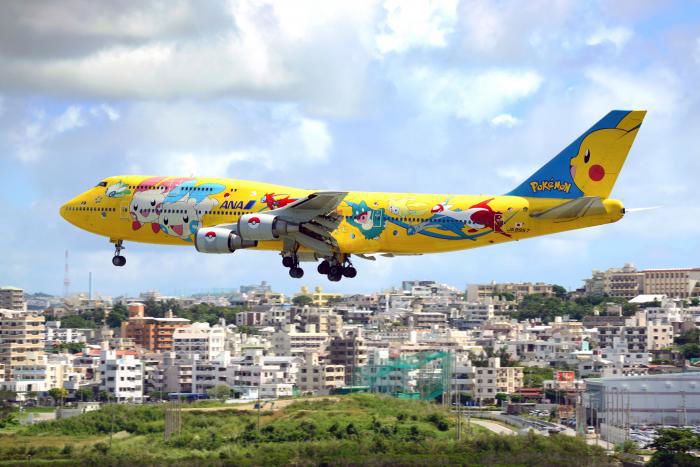 While All Nippon Airlines (ANA) is known for being playful with its aircraft designs (the carrier is home to the ‘Flying Honu’ A380s and bespoke Star Wars liveries among others) it is perhaps the Pokémon-themed 747s which attracted the most attention. Emblazed in Pikachu’s signature yellow and featuring some of the characters from the cartoon series, JA8957 (c/n 25642) as well as its sister aircraft JA8956 (c/n 25640) were regular visitors at Japanese airports throughout the early 2000s. Another Pokémon 747 example, JA8962 (c/n 25645) was rostered for long-haul sorties.