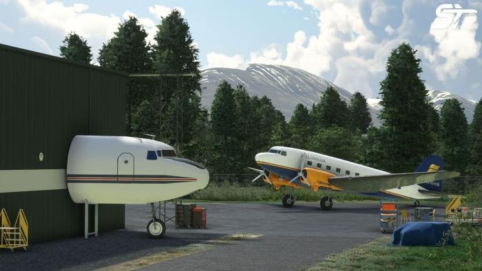 Static models of the DC-3 and DC-6 on display.