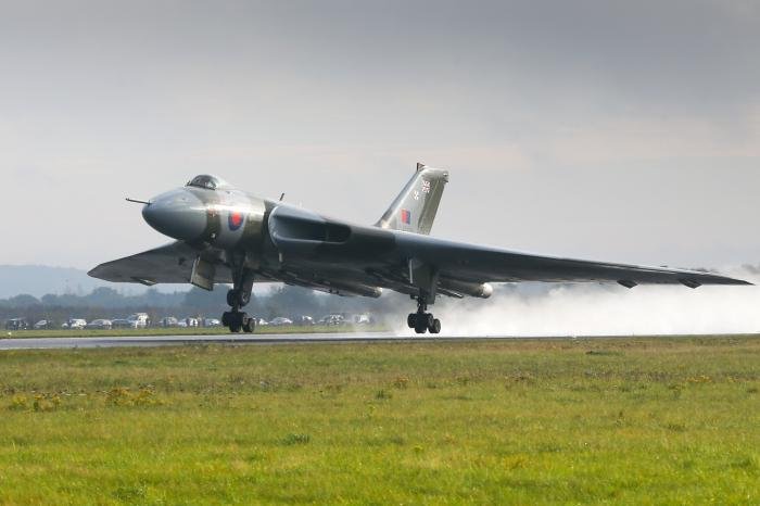 XH558 takes to the skies for her final flight, October 28, 2015