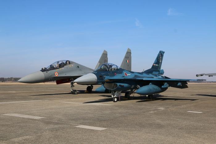 One of the four IAF-operated Su-30MKI Flanker-H fighters (serial SB 225) to deploy to Japan for the inaugural Exercise Veer Guardian 2023 is seen parked next to a JASDF F-2A (serial 63-8537) at Hyakuri Air Base on January 12, 2023.