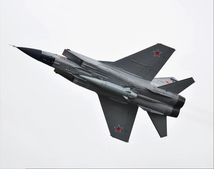 MiG-31K (Bort No '89 Red', serial RF-95200) took part in a flypast over the Dubrovichi range near Ryazan, Russia, during the 'Aviamix' scenario of the international 'Aviadarts-2019' competition on August 10, 2019. The all-grey missile is the 9-S-7760-EDM display and training mock-up of the Kinzhal missile. Note its end cap with two horizontal stabilisers - this part is blown off shortly after it is released, exposing the engine nozzle seconds before ignition