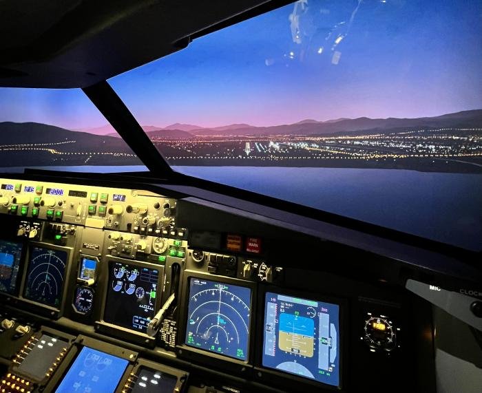 The Flight Experience offers customers the choice between high-fidelity Airbus A320 and Boeing 737NG simulators.