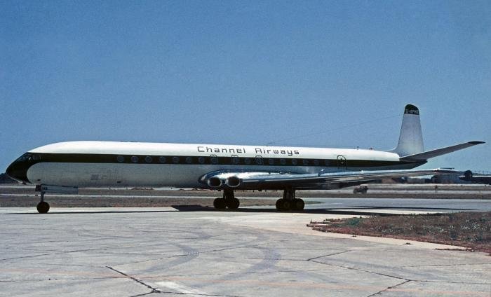 Sadly, the ‘Continental Golden Jet’ livery was never applied to any of the ex-BEA Comet 4Bs. At Luqa in 1970, G-APMB displays a very uninspiring scheme.