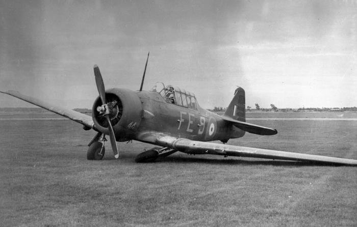 Harvard NZ1044, then serving with No 2 Operational Training Unit, with its port undercarriage collapsed at RNZAF Station Ohakea.