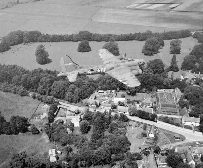 Another of the publicity images taken before Memphis Belle headed Stateside. It undertook filming on a local flight out of Bassingbourn on 8 June 1943, and again en route to Bovingdon the next day.