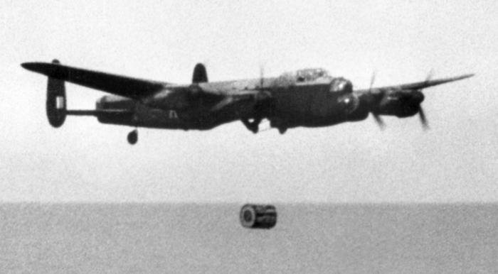 A Lancaster III of 617 during trial Upkeep drops off the Kent coast at Reculver in April 1943. When it came to subsequent practice flying for the squadron’s crews, the sorties undertaken proved less than useful for the Sorpe raid.