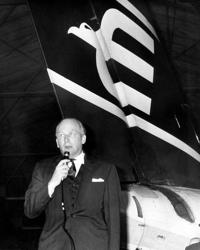 In front of a BAC One-Eleven, Harold Bamberg addresses British Eagle’s creditors during a meeting held on 20 November 1968 in a Heathrow hangar.