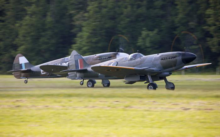 The two French-based Spitfires, RM927 and PS890, together at La Ferté-Alais.