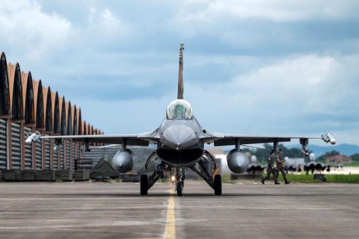 Capt David Lee, an F-16C/D pilot assigned to the USAF’s 35th FS ‘Pantons’, taxis his aircraft to the runway at Cheongju AB, South Korea, during a buddy squadron training event with the ROKAF’s F-35A-equipped 151st FS on July 25.