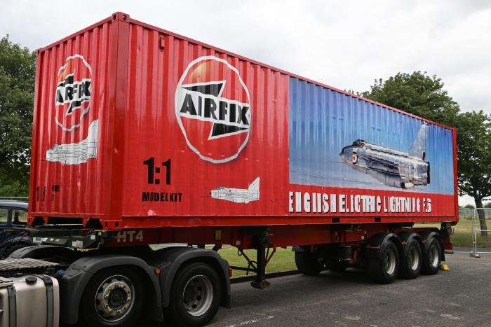 Motorists on roads between Immingham and Binbrook on 9-10 July got an unexpected peek at the world’s largest Airfix kit box, containing AVM George Black’s 91st birthday present — Lightning F6 XP693, newly repatriated from South Africa.