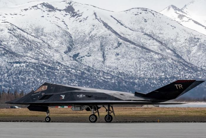 Seen at Elmendorf during Exercise Northern Edge in May 2023, 811 carries the hawk and lightning bolts badge once used by the 4450th Tactical Group – the original F-117A unit, which seems to have been adopted by the current operator of the ‘Stealth Fighter’.