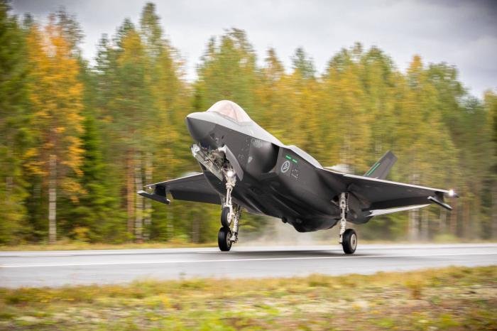 A Royal Norwegian Air Force F-35A landing on a highway in Finland for the first time