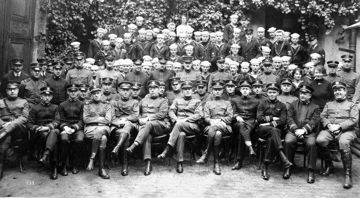 Unknown US aviation staff members at Brest, France, in 1918. The station was primarily used as an assembly and repair station.