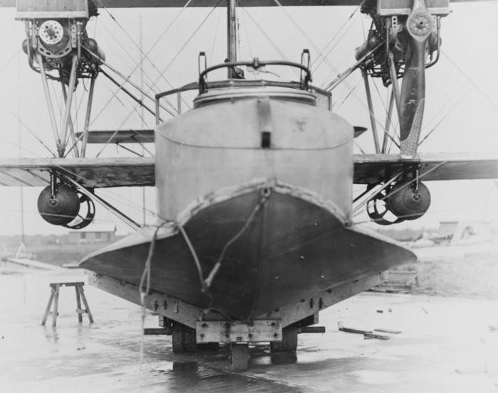 US NAS Killingholme. Front view of an H‑16 fitted with a 520lb bomb. The photograph was taken on October 24, 1918.
