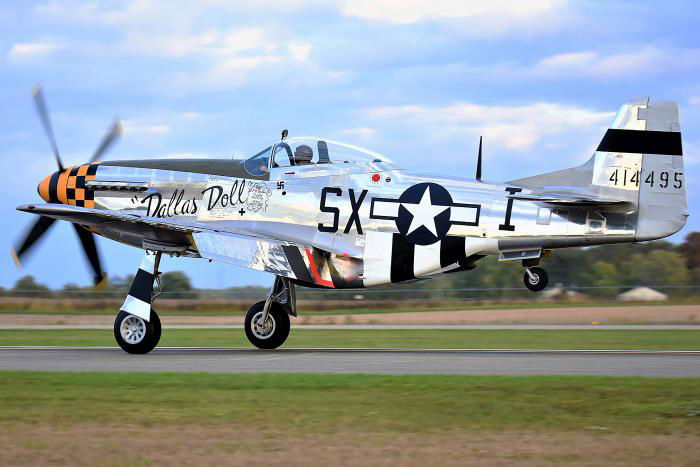 David Martin brings P-51D 44-84952/N210D in to land at Danville, Illinois on 9 October.