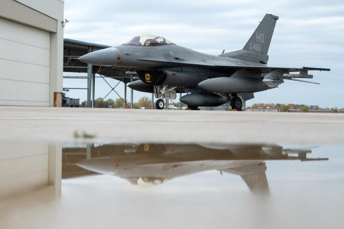 One of the two F-16C Block 40 Fighting Falcons (88-0466) to be delivered to the 122nd FW’s 163rd FS ‘Blacksnakes’ is seen on the ground shortly after arriving at Fort Wayne ANGB, Indiana, on October 21.