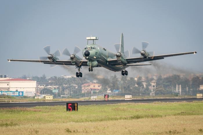 The Il-38SD's AI-20M turboprops are distinctively smoky at any power setting, but are at their most dramatic during take-off.