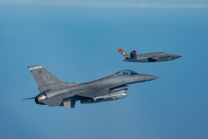 A USAF-operated F-16CM (88-0441/ET) from the 96th Test Wing’s 40th FLTS shadows the first of two USMC-operated XQ-58A (170740/107) during its first flight from Eglin AFB, Florida, on October 3.