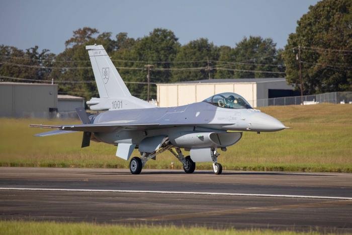 The first F-16C Block 70 (1001) for the Slovak Air Force completed its maiden flight on September 29, 2023. Pilot training will take place at Morris ANGB in Tucson, Arizona.