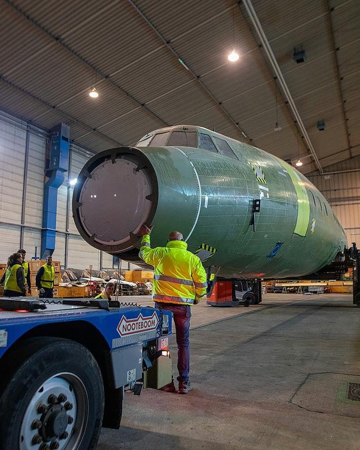 Lockheed L-1649A Starliner N7316C is gingerly moved into a hangar at Hamburg Airport’s Lufthansa maintenance facility on 19 October.