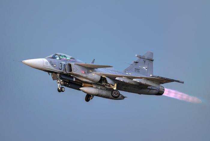 An unarmed HuAF-operated JAS 39C Gripen (31) thunders into Hungarian skies for a local sortie. Hungary currently operates 14 JAS 39C/Ds but this will increase to 18 in the near future.