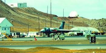 The primary aircraft for the Black Buck 1 mission was Vulcan B.2 XM598 (shown here shortly after it first arrived at Wideawake Airfield), however a cockpit window wouldn’t seal properly and so the aircraft couldn’t be pressurised. This led to the back-up aircraft carrying out the attack. Bob Shackleton/VTST 